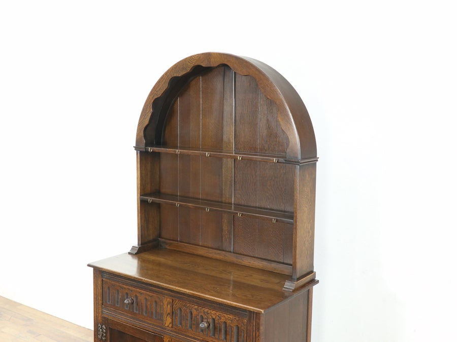 扉の彫刻も魅力 ドームトップカップボード 80774