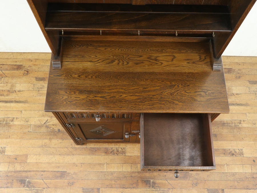 扉の彫刻も魅力 ドームトップカップボード 80774