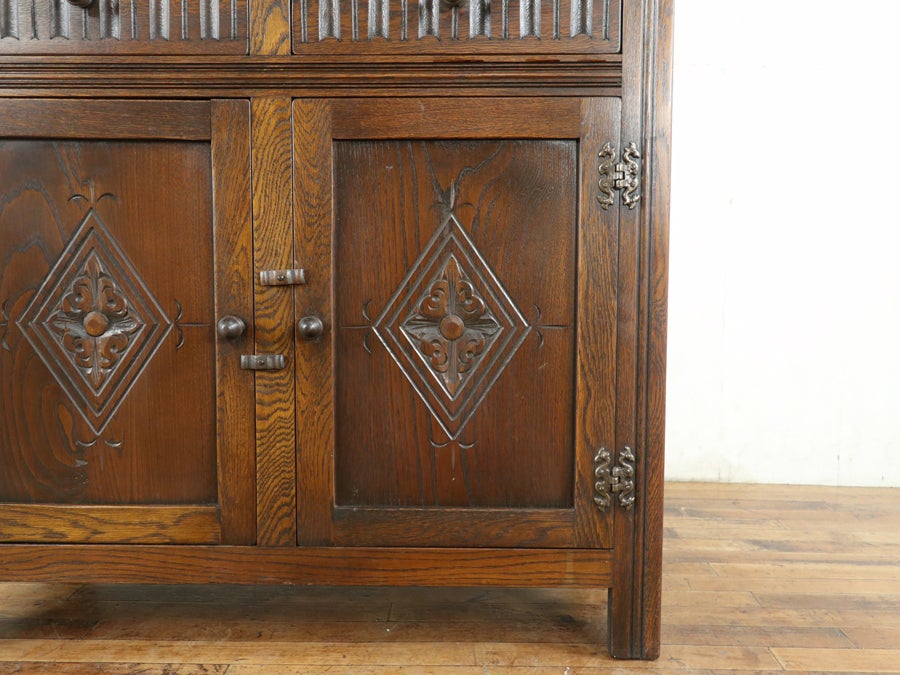 扉の彫刻も魅力 ドームトップカップボード 80774