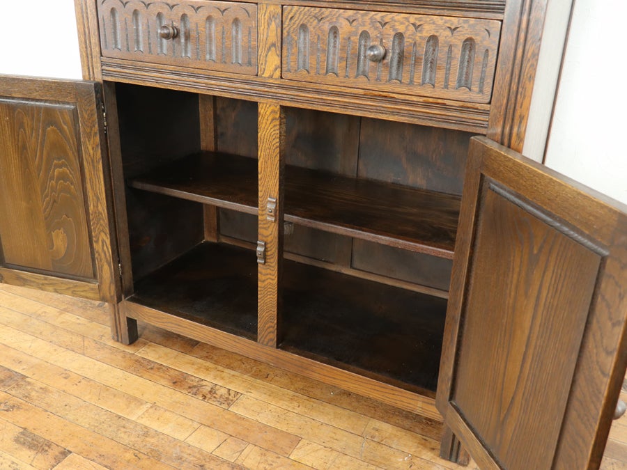 扉の彫刻も魅力 ドームトップカップボード 80774